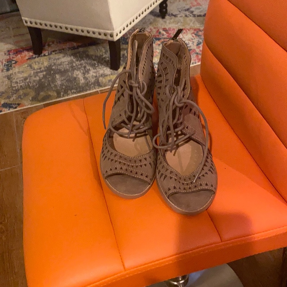 31/2 inches suede sandals.